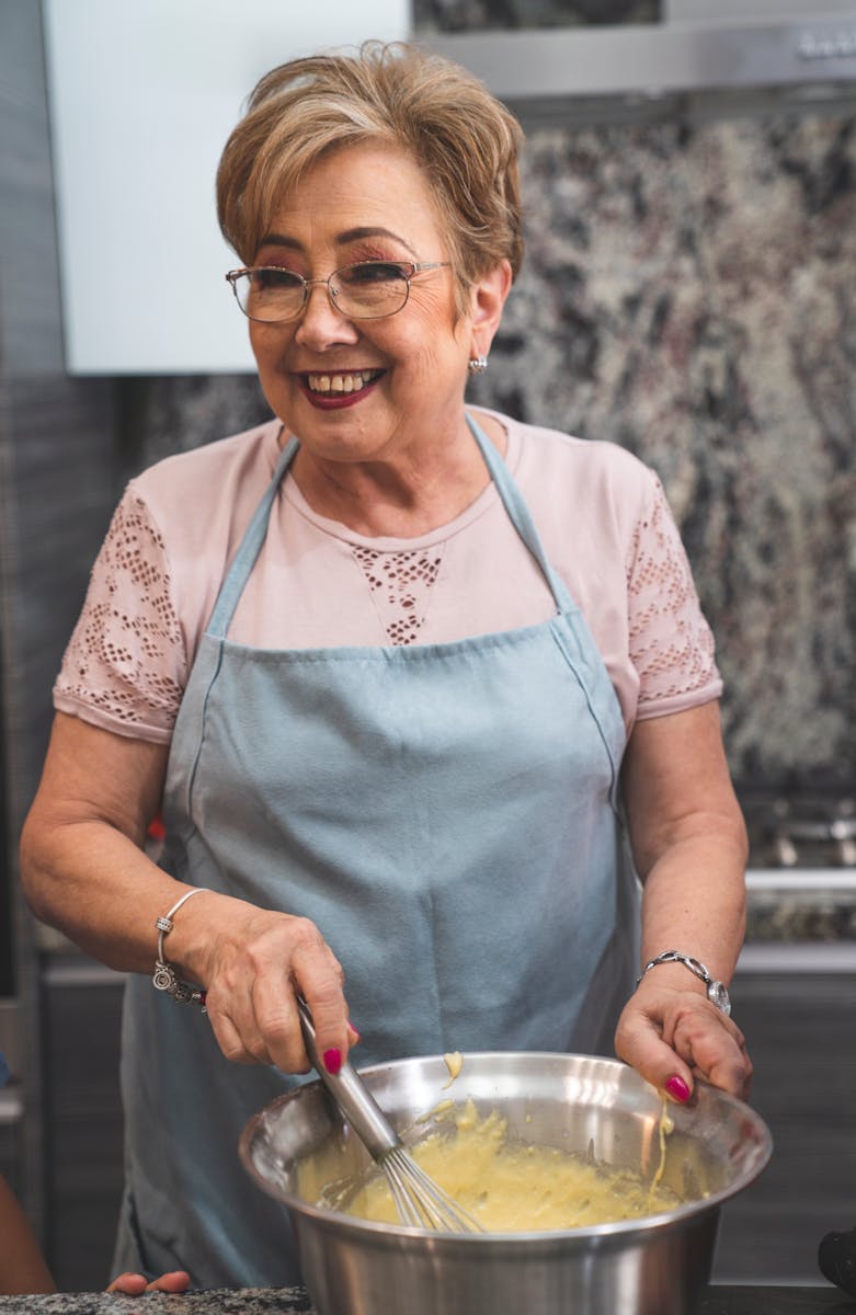 Grand-mère en cuisine préparant des remèdes naturels